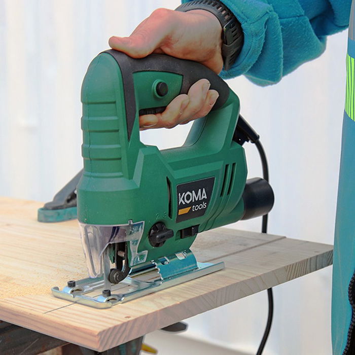 Koma Tools SC-580 Sierra Caladora Eléctrica 580W, Sistema Pendular 0-3000 rpm, Corte Madera 65mm, Base Inclinable 0-45°, Con Aspiración y Llave