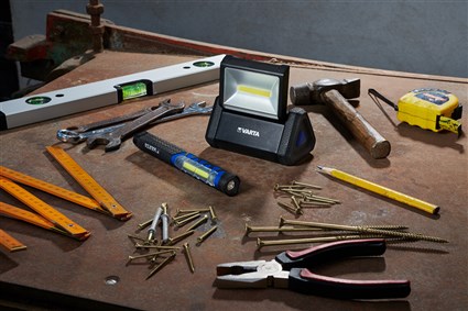 Varta 17648101421 Linterna de Trabajo Work Flex Area Light LED 3xAA Resistente al Agua y Polvo para Entornos de Bricolaje