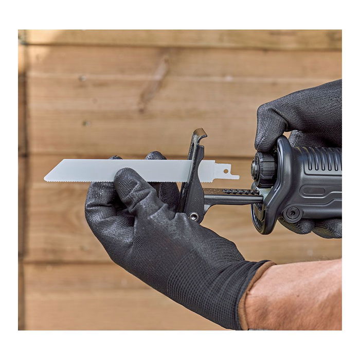 Black+Decker Sierra de Sable BES301-QS 750W con Velocidad Variable y Corte de hasta 150mm en Madera