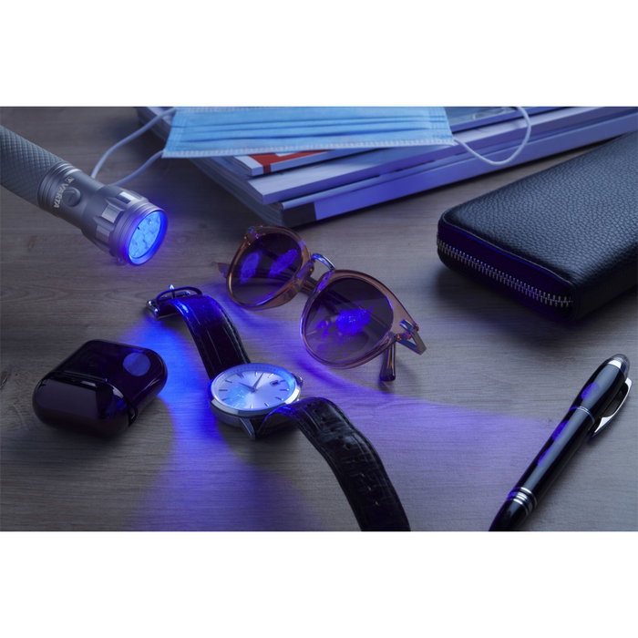 Varta Linterna UV con 3 Pilas AAA