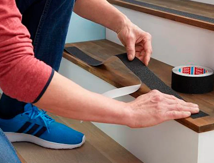 Tesa - Cinta Antideslizante Adhesiva, Uso Interior y Exterior, Color Negro, Resistente al Agua y UV, 15 m x 25 mm (Largo x Ancho)