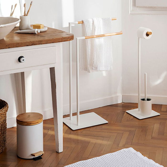 Andrea House Papelera pedal blanca bambú 3 l Metal / bambú Ø17x26cm