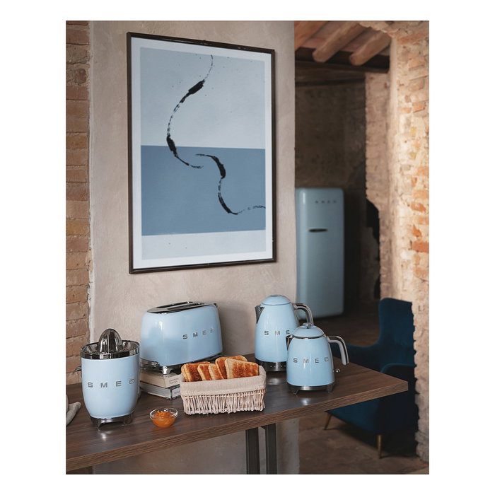SMEG Hervidor Eléctrico Mini KLF05PBEU, 0.8L, 1400W, Azul, Con Indicador de Nivel y Apagado Automático