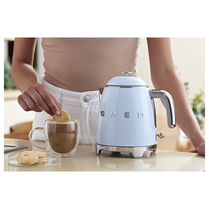 SMEG Hervidor Eléctrico Mini KLF05PBEU, 0.8L, 1400W, Azul, Con Indicador de Nivel y Apagado Automático