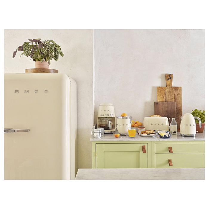 Smeg TSF03CREU Tostador de 4 Ranuras, 2000W, Color Crema, Diseño Años 50, Acero Inoxidable con Función Descongelar y Recalentar