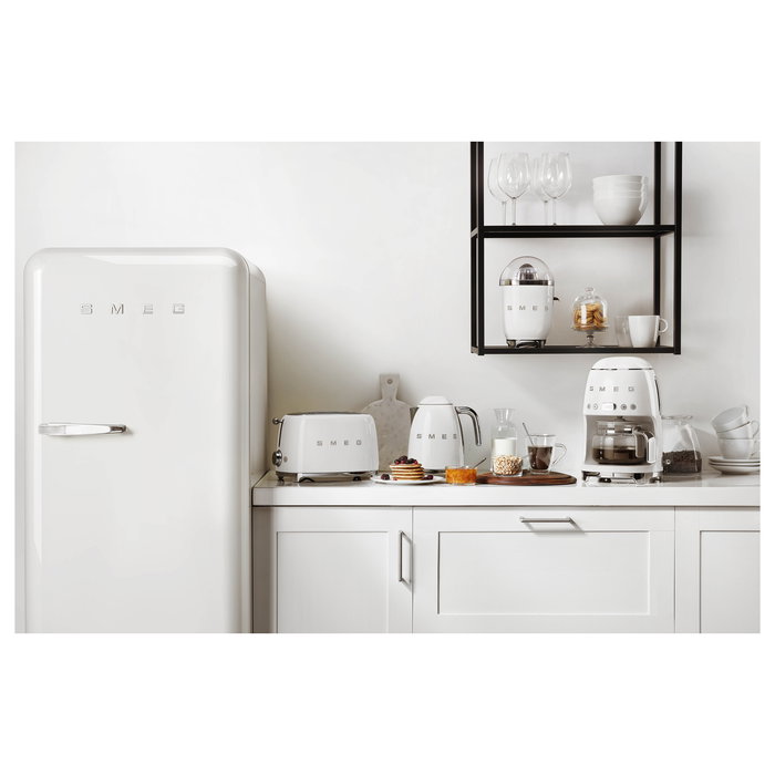 Smeg Cafetera de Filtro Automática Estilo 50s DCF02WHEU, 1.4L, Ajuste de Intensidad, Manten Caliente, Programable, Blanco