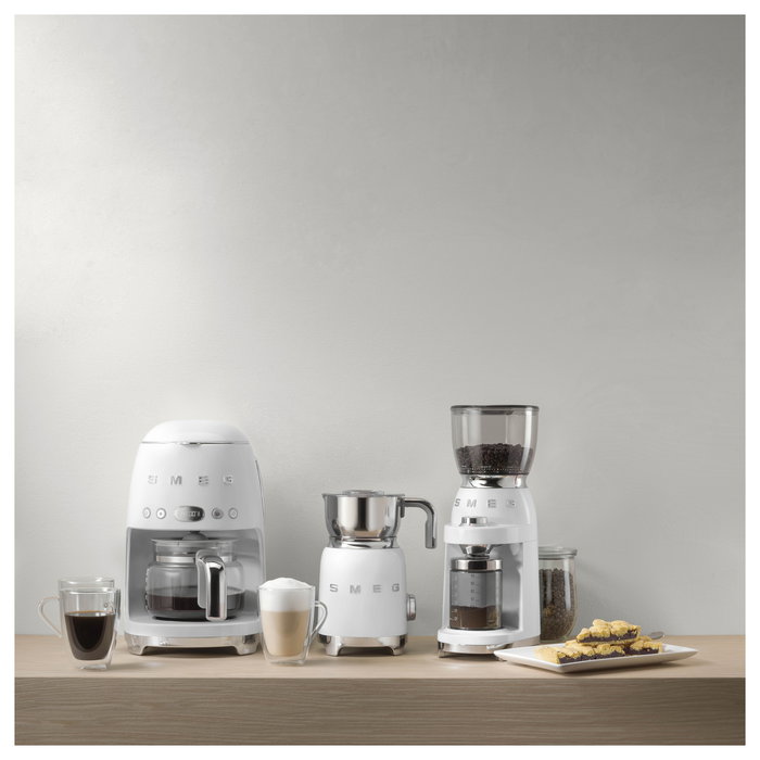 Smeg Cafetera de Filtro Automática Estilo 50s DCF02WHEU, 1.4L, Ajuste de Intensidad, Manten Caliente, Programable, Blanco
