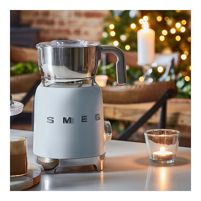 SMEG MFF11PBEU Calentador y Espumador de Leche Automático, 250 ml, 8 Funciones, Acero Inoxidable, para Leche Fría y Caliente, Color Azul Pastel Estilo Años 50