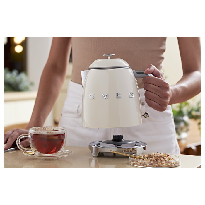 SMEG KLF05CREU Hervidor de Agua Eléctrico Mini, 0.8 Litros, 1400 W, Color Crema, Apagado Automático, Base Giratoria 360°, con Filtro e Indicador de Nivel