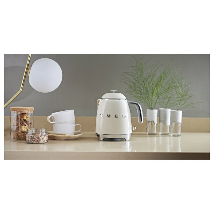 SMEG KLF05CREU Hervidor de Agua Eléctrico Mini, 0.8 Litros, 1400 W, Color Crema, Apagado Automático, Base Giratoria 360°, con Filtro e Indicador de Nivel