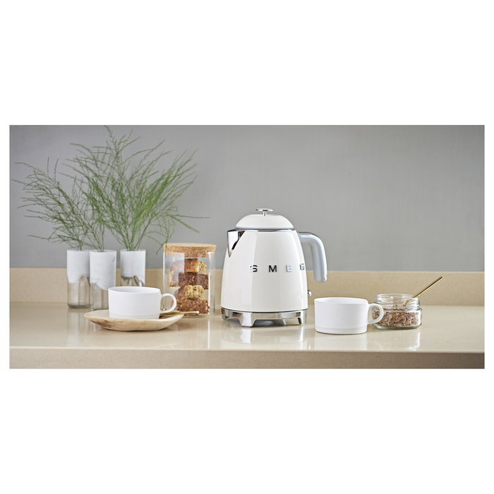 SMEG KLF05CREU Hervidor de Agua Eléctrico Mini, 0.8 Litros, 1400 W, Color Crema, Apagado Automático, Base Giratoria 360°, con Filtro e Indicador de Nivel