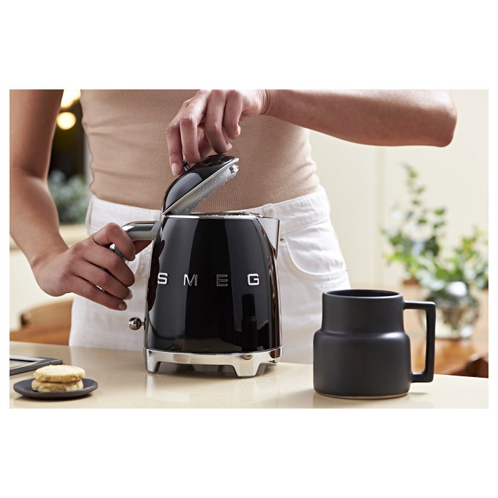 Smeg KLF05BLEU Mini Hervidor de Agua Eléctrico 0.8 Litros 1400W con Filtro, Apagado Automático y Base 360°, Color Negro