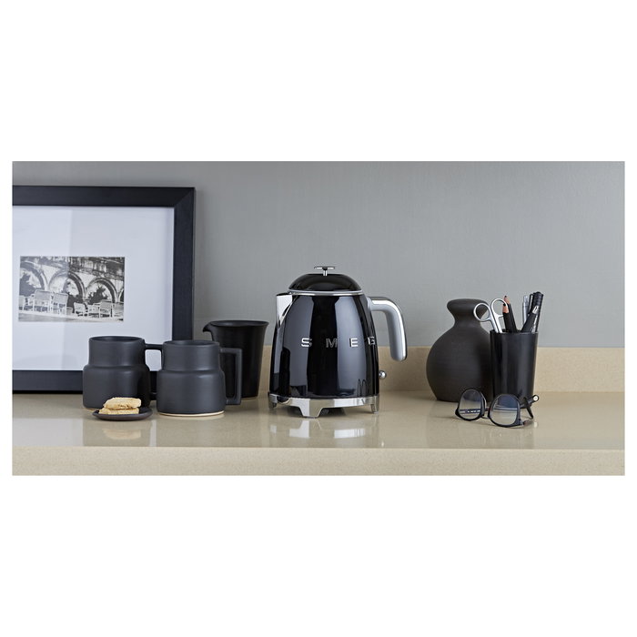 Smeg KLF05BLEU Mini Hervidor de Agua Eléctrico 0.8 Litros 1400W con Filtro, Apagado Automático y Base 360°, Color Negro