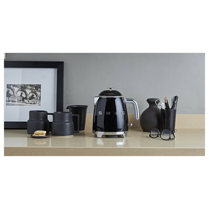 Smeg KLF05BLEU Mini Hervidor de Agua Eléctrico 0.8 Litros 1400W con Filtro, Apagado Automático y Base 360°, Color Negro