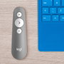 Logitech Mando Inalambrico para Presentaciones R500S, Puntero Laser Rojo, USB y Bluetooth, Gris Medio, 910-006520