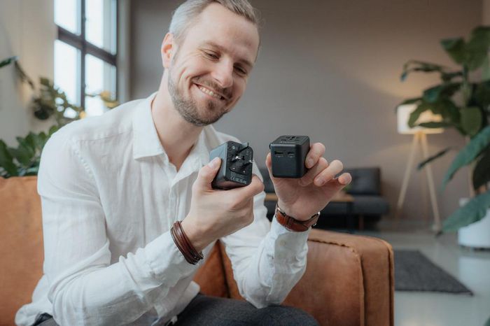 Verbatim Adaptador de Viaje Universal con Puertos USB-C PD y USB-A QC, para Más de 180 Países