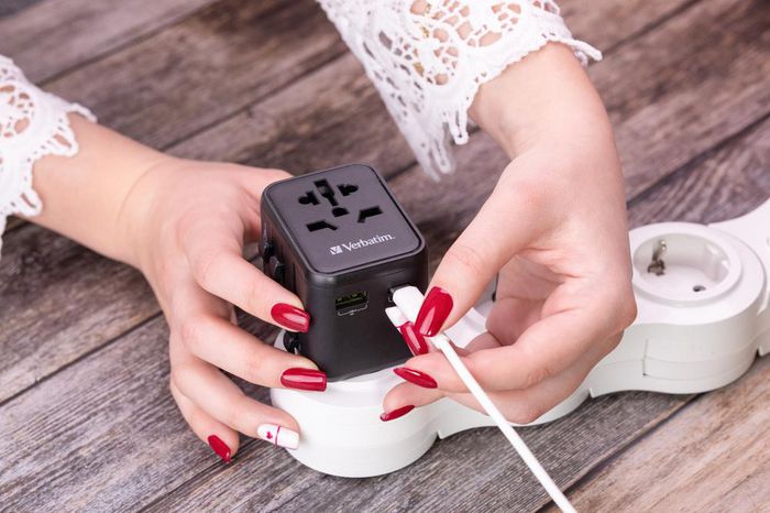 Verbatim Adaptador de Viaje Universal con Puertos USB-C PD y USB-A QC, para Más de 180 Países