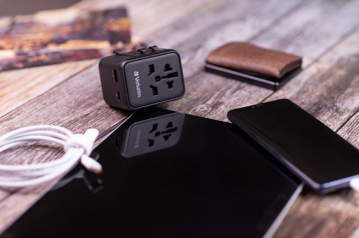 Verbatim Adaptador de Viaje Universal con Puertos USB-C PD y USB-A QC, para Más de 180 Países