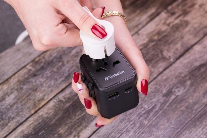 Verbatim Adaptador de Viaje Universal con Puertos USB-C PD y USB-A QC, para Más de 180 Países