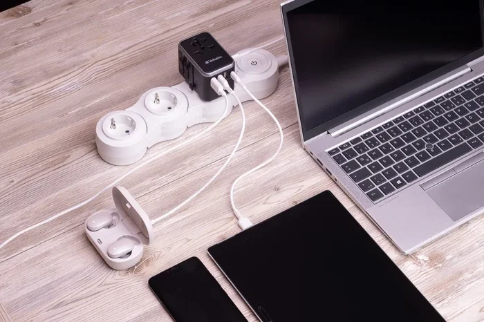 Verbatim UTA-04 Adaptador de Viaje Universal 61W con 2xUSB-C y 3xUSB-A Verbatim UTA-04 Adaptador de Viaje Universal 61W con 2xUSB-C y 3xUSB-A