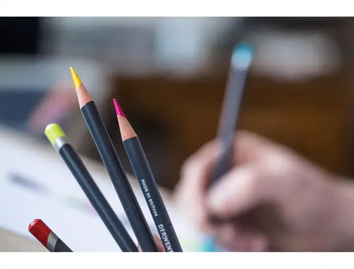 Derwent Lápices De Colores Procolour - Caja Metálica 12 Ud - Colores Vivos y Alta Pigmentación