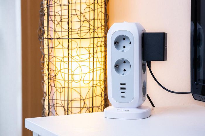 Verbatim Torre de Alimentación EUPT-01 con 11 Tomas CA, 2 USB-C y 2 USB-A, Blanco Verbatim Torre de Alimentación EUPT-01 con 11 Tomas CA, 2 USB-C y 2 USB-A, Blanco