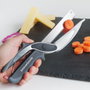 Innovagoods Cuchillo tipo tijera con mini tabla de cortar integrada