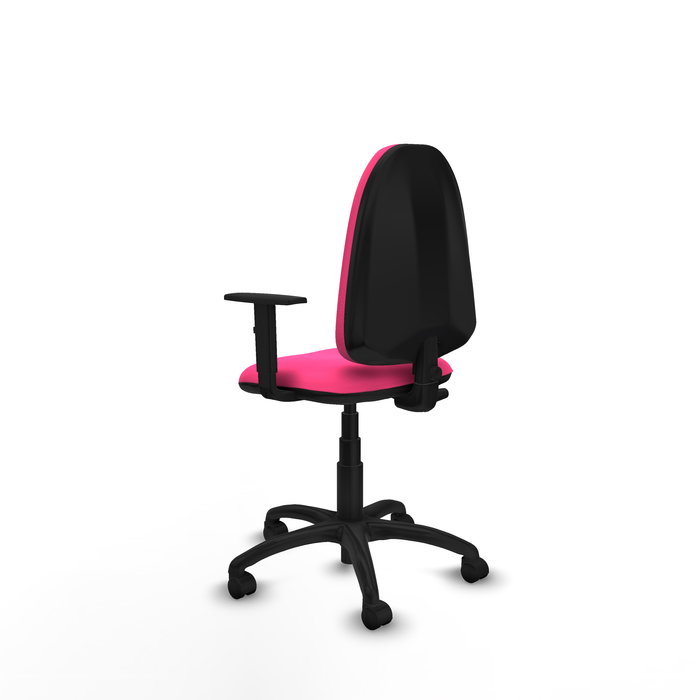 Chaise de bureau Aýna avec mécanisme de contact permanent de base, revêtue de simili cuir rose. Équipée d'une base en polyamide noir, d'accoudoirs 1D et de roulettes en nylon de 50 mm.