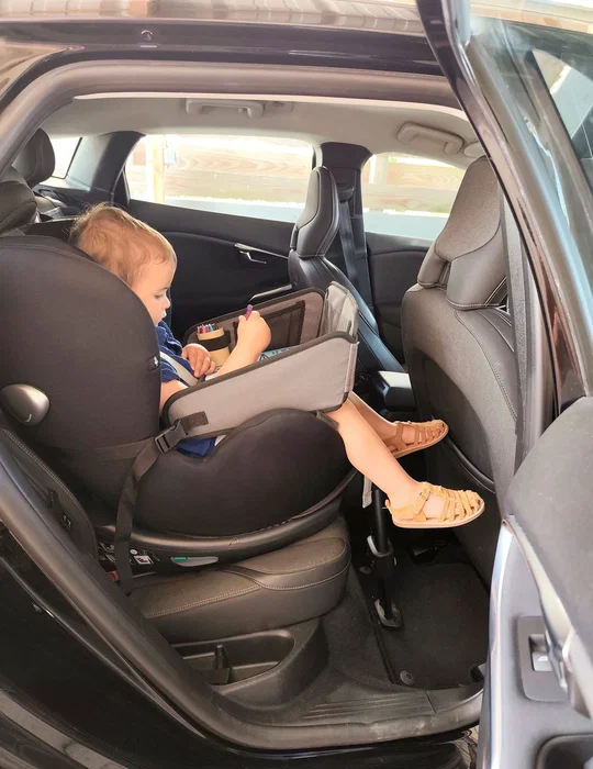 Tineo Plateau de Voyage Portable pour Enfant avec Compartiments et Support - Adapté aux Sièges Auto - Gris