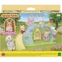 Sylvanian Families 5745 - Aire de Jeu des Bébés avec Balançoires, Toboggan, Ascenseur Tulipe et Bébé Lapin Crème