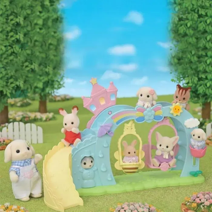 Sylvanian Families 5745 - Aire de Jeu des Bébés avec Balançoires, Toboggan, Ascenseur Tulipe et Bébé Lapin Crème