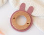 KioKids - Mordedor en bois de hêtre et silicone rose forme lapin pour bébé +3 mois, jouet de dentition écologique pour massage des gencives