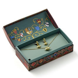 THE CARAT SHOP Collier et boucles d'oreilles pendantes Snitch dorée Harry Potter - Set bijou hipoallergénique en alliage de zinc avec prolongateur