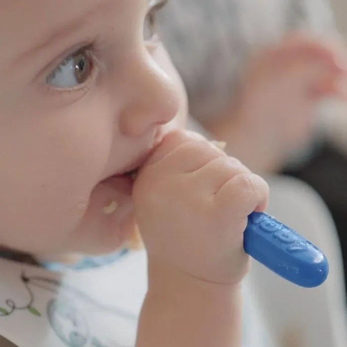 Nuby Lot de 3 premières cuillères bébé en silicone - Bleu / Rouge / Vert - Dès 6 mois