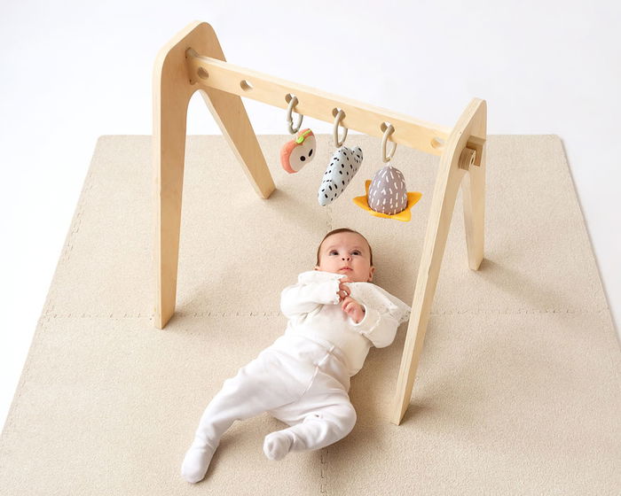 KioKids - Portique d'éveil en bois pour bébé dès 2 mois avec 3 jouets suspendus (hochet, sifflet, miroir) - Gimnasio Infantil de Madera - Beige KioKids - Portique d'éveil en bois pour bébé dès 2 mois avec 3 jouets suspendus (hochet, sifflet, miroir) - Gimnasio Infantil de Madera - Beige