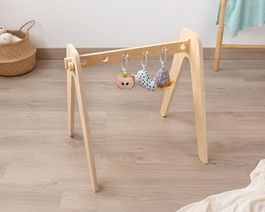 KioKids - Portique d'éveil en bois pour bébé dès 2 mois avec 3 jouets suspendus (hochet, sifflet, miroir) - Gimnasio Infantil de Madera - Beige