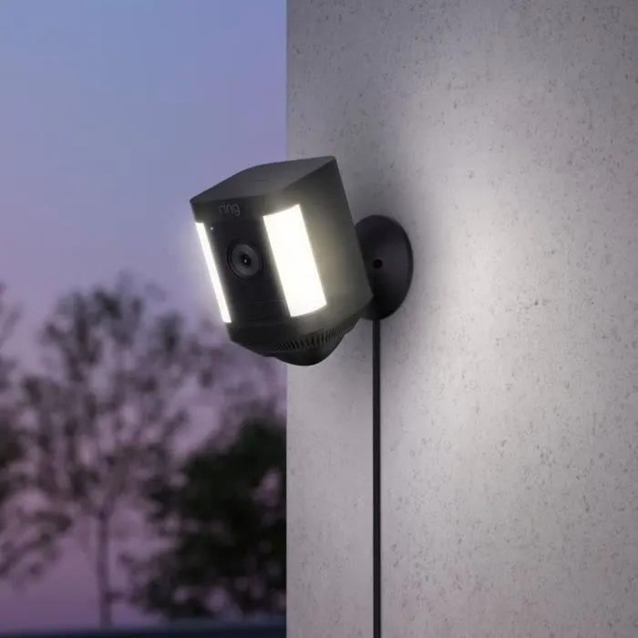 Ring Spotlight Cam Plus, Caméra de surveillance extérieure sur secteur Noir, Détection de mouvement, Vision nocturne couleur, Champ de vision 140 degrés