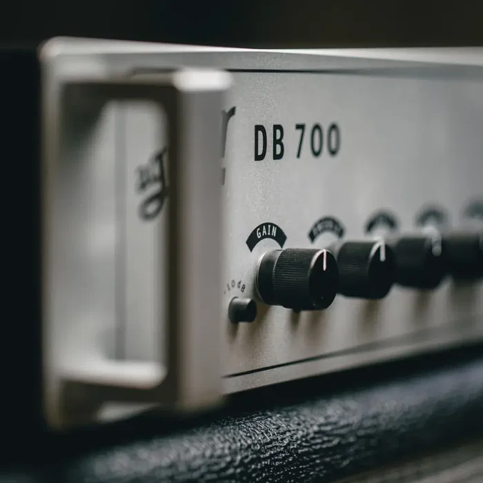 AGUILAR DB 700 Hybrid - 700W