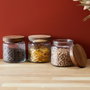 Home Deco Factory Bocal en verre avec relief et couvercle acacia 500 ml