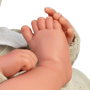 Muñecas Antonio Juan - Poupée bébé nouveau-né réaliste Erik avec toquilla et bonnet vert - Accessoire sucette inclus - Pour enfant +3 ans