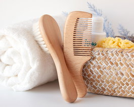 KioKids - Set de 2 Peignes en Bois de Hêtre Extra Doux pour Bébé, Soins Capillaires Naturels Antiallergiques (0 Mois et +), Beige