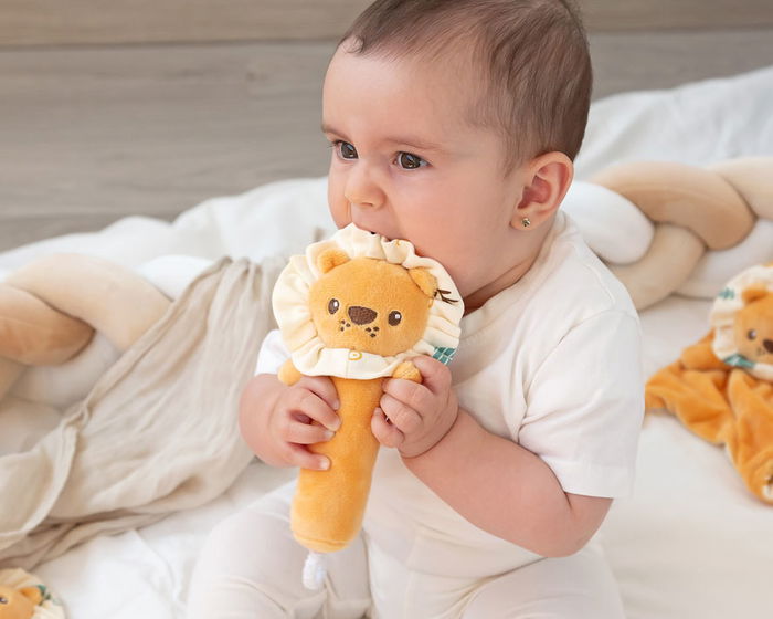 KioKids Hochet en peluche Lion 18 cm, sonore et doux pour bébé dès la naissance, stimulation auditive et sensorielle, orange