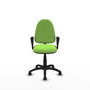 Chaise de bureau Aýna avec mécanisme de contact permanent de base, recouverte de tissu couleur pistache. Équipée d'une base en polyamide noir, d'accoudoirs fixes et de roulettes autobloquantes.