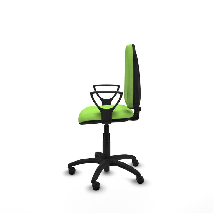 Chaise de bureau Aýna avec mécanisme de contact permanent de base, recouverte de tissu couleur pistache. Équipée d'une base en polyamide noir, d'accoudoirs fixes et de roulettes autobloquantes.