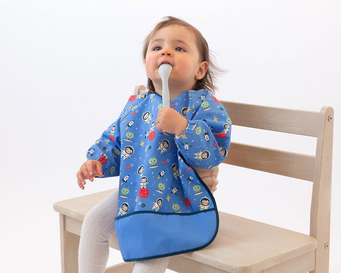 KioKids Bavoir Imperméable avec Manches Bleu - Collection Vuelta al Cole, 100% Polyester TPU, Bolsillon, Lavage 30°C, pour Bébé dès 4 Mois