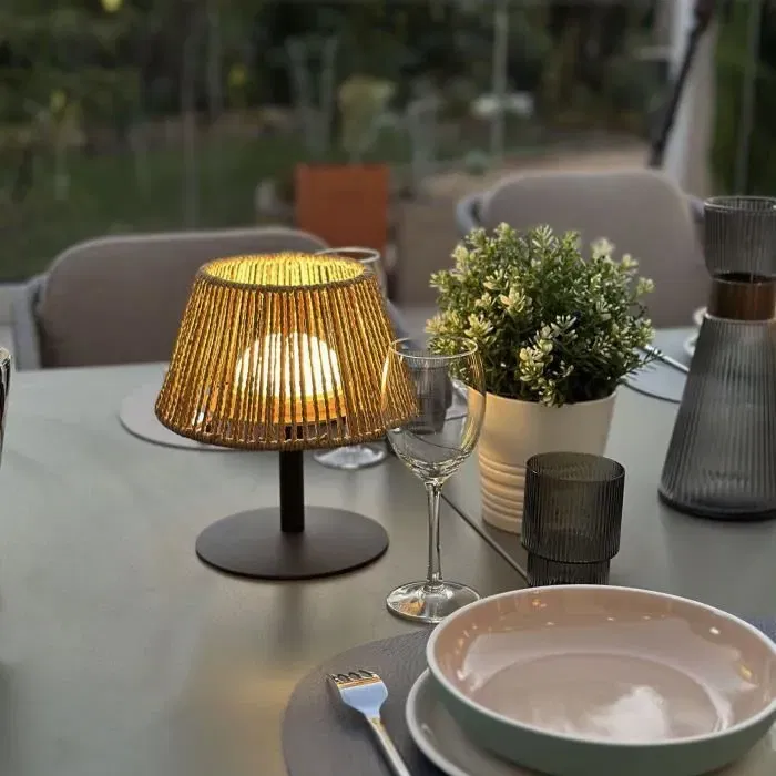 LUMISKY Lampe de table sans fil STANDY MINI RAFFY, Abat-jour en raphia naturel, LED blanc chaud et froid, Autonomie 8h, H22 cm, Pour intérieur et extérieur