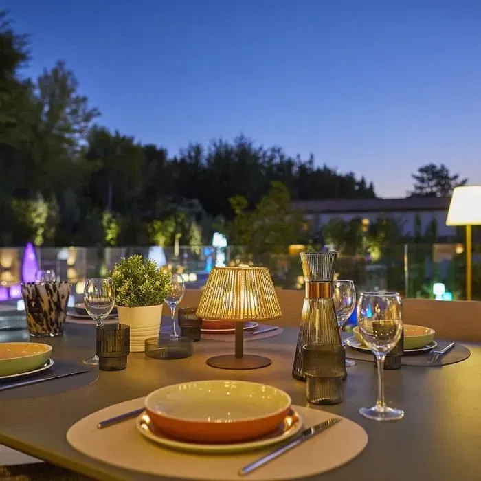 LUMISKY Lampe de table sans fil STANDY MINI RAFFY, Abat-jour en raphia naturel, LED blanc chaud et froid, Autonomie 8h, H22 cm, Pour intérieur et extérieur