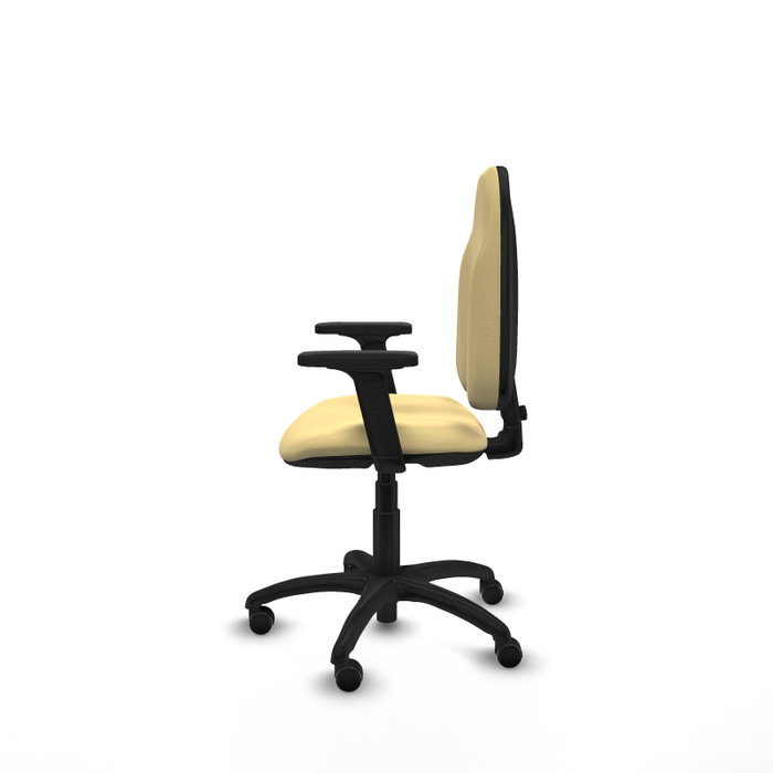Chaise de bureau Algarra avec mécanisme de contact permanent de base, revêtue de similicuir couleur crème. Équipée d'un piètement en polyamide noir, d'accoudoirs 2D et de roulettes pour parquet Chaise de bureau Algarra avec mécanisme de contact permanent de base, revêtue de similicuir couleur crème. Équipée d'un piètement en polyamide noir, d'accoudoirs 2D et de roulettes pour parquet