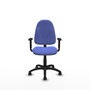 Chaise de bureau Algarra avec mécanisme de contact permanent de base, rembourrée de tissu bleu clair. Équipée d'une base en polyamide noir, d'accoudoirs 1D et de roulettes autobloquantes