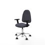 Chaise de bureau Algarra avec mécanisme Contact permanent de base, rembourrée de tissu gris foncé. Équipée d'une base chromée, d'accoudoirs 2D et de roulettes pour parquet